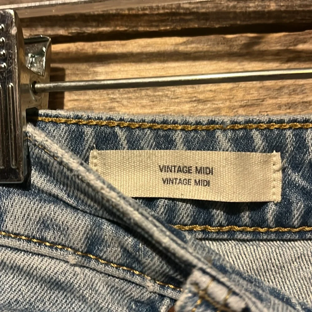 💙💚💰BOGO FREE Universal Thread Button Fly Light Wash Jean Shorts